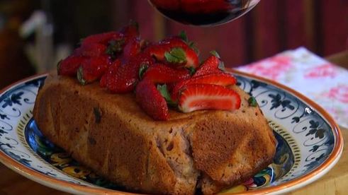 малиновый кекс с ягодным соусом