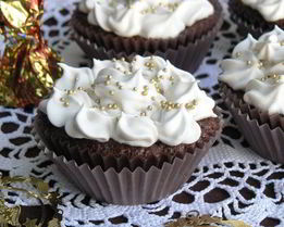 Шоколадно-творожные кексы с брусникой