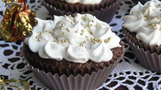 Шоколадно-творожные кексы с брусникой