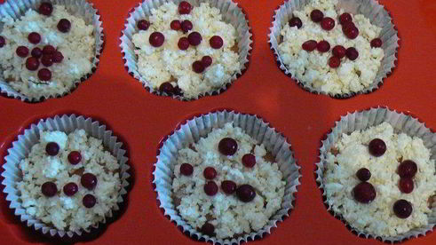 шоколадно-творожные кексы с брусникой