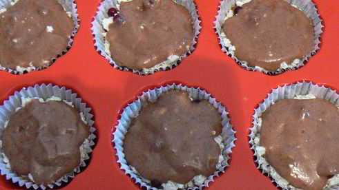 шоколадно-творожные кексы с брусникой