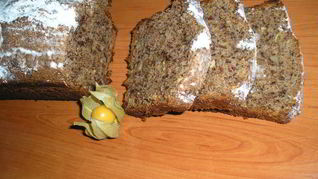 Шоколадный кекс с кешью и физалисом