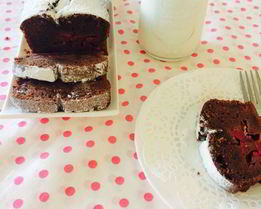 Шоколадный кекс с кизилом