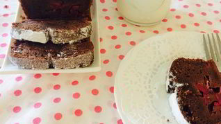 Шоколадный кекс с кизилом