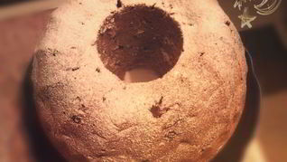 Шоколадный кекс с яблоками и красной смородиной