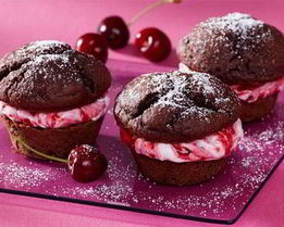 Шоколадные кексы с творожно-вишневой начинкой