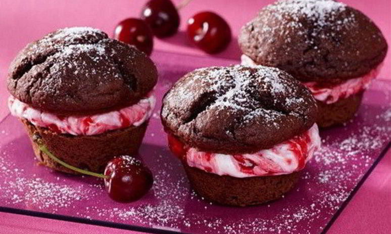 Рецепт шоколадных кексов с творожно-вишневой начинкой