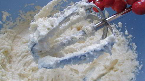 трехслойный кекс с вяленым кизилом