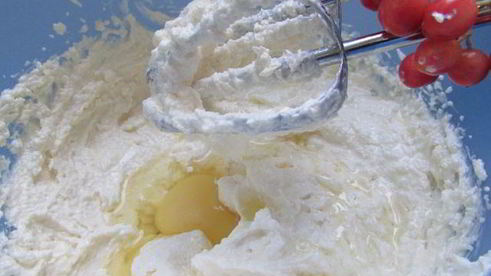 трехслойный кекс с вяленым кизилом