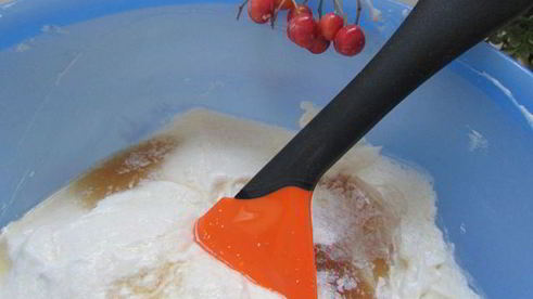 трехслойный кекс с вяленым кизилом