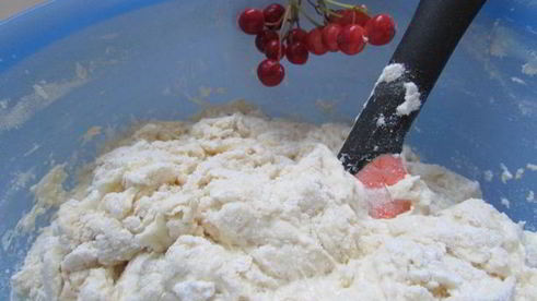 трехслойный кекс с вяленым кизилом