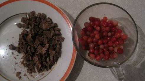 ванильный кекс с шоколадом и брусникой