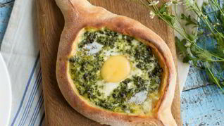 Хачапури — лодочка со шпинатом