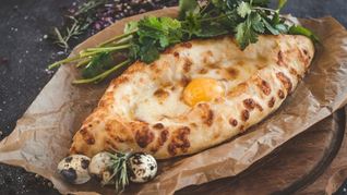 Хачапури по аджарски из слоеного теста