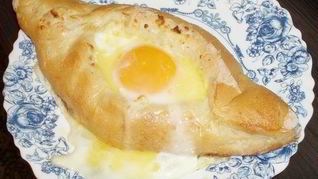 Хачапури с яйцом и сыром