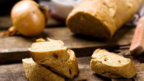 багет с морковными отрубями и жареным луком