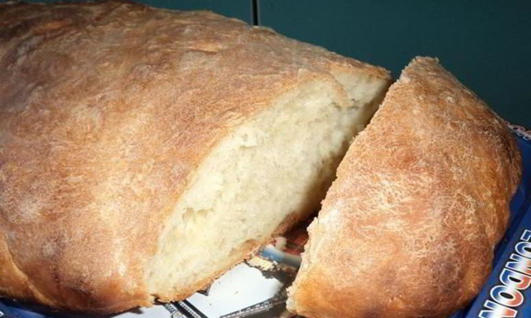 Рецепт белого хлеба на воде свежих дрожжах в виде батона