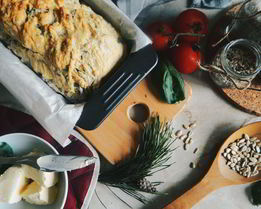 Быстрый хлеб на пиве с базиликом