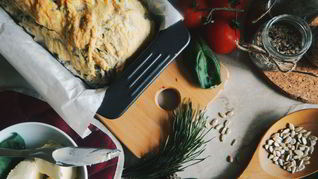 Быстрый хлеб на пиве с базиликом