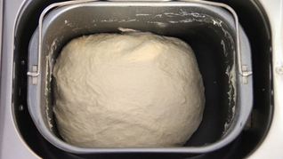 Дрожжевое тесто для хлеба в хлебопечке на сухом молоке