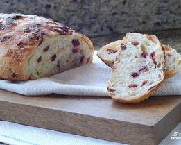 Дрожжевой хлеб с клюквой