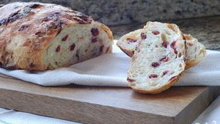 Дрожжевой хлеб с клюквой