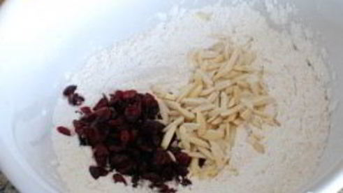 дрожжевой хлеб с клюквой