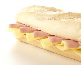 Французский багет с ветчиной серрано, манчего и инжирным джемом