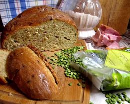 Хлеб гороховый с грудинкой и луком
