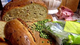 Хлеб гороховый с грудинкой и луком