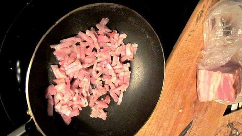 хлеб гороховый с грудинкой и луком