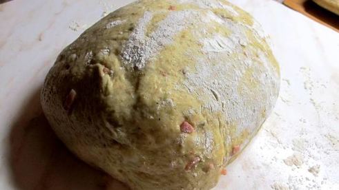 хлеб гороховый с грудинкой и луком