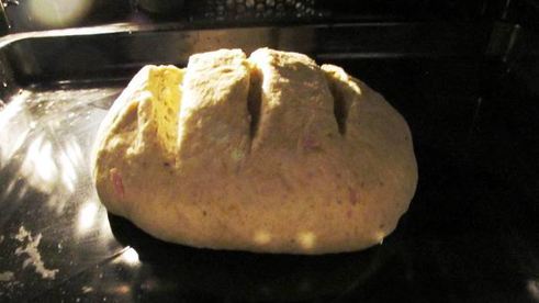 хлеб гороховый с грудинкой и луком