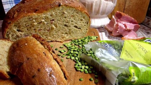 хлеб гороховый с грудинкой и луком