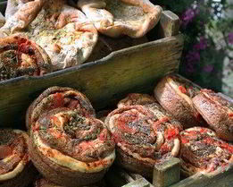 Хлеб с чесноком, базиликом и помидорами