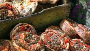 Хлеб с чесноком, базиликом и помидорами