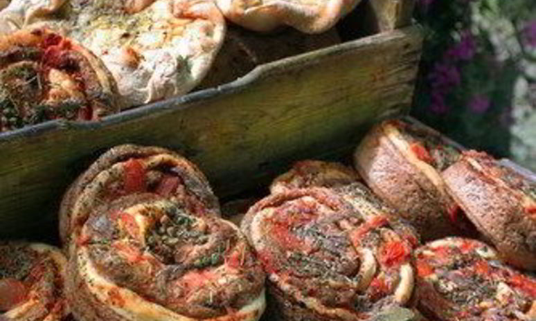 Рецепт хлеба с чесноком, базиликом и помидорами