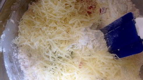 хлеб с оливками и пармезаном мотивы италии