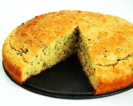 Кукурузный хлеб с чили, зеленым луком и укропом