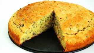 Кукурузный хлеб с чили, зеленым луком и укропом