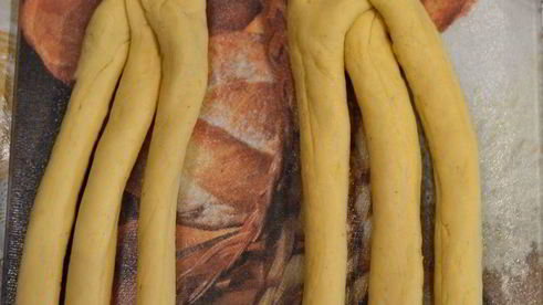 пасхальный плетеный сладкий хлеб шесть волокон