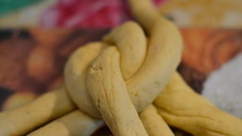 пасхальный плетеный сладкий хлеб шесть волокон