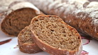 Ржаной батон с луком