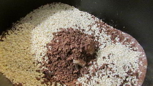 шоколадный хлеб с кунжутом и финиками