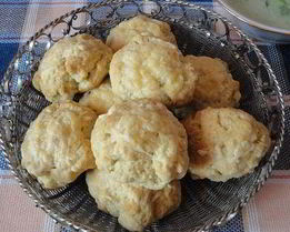 Сырные сконы с супом из брокколи