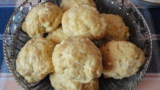 Сырные сконы с супом из брокколи