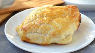 Конвертики из слоеного теста с начинкой