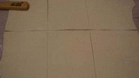 конвертики из слоеного теста