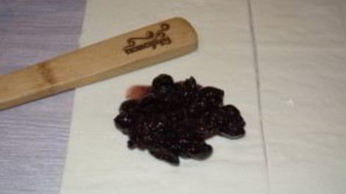 конвертики из слоеного теста