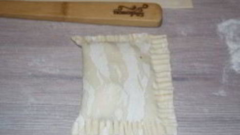 конвертики из слоеного теста